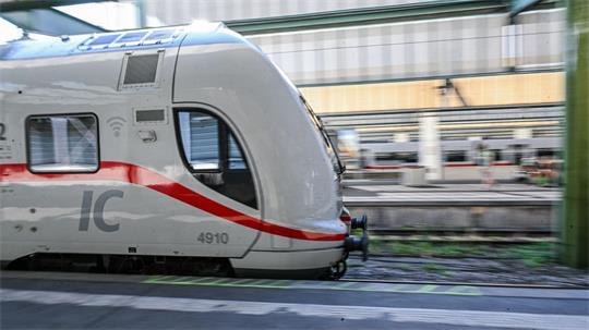 Die Störung im Bahnverkehr konnte gegen 0.30 Uhr behoben werden. Seither rollen die Züge wieder.