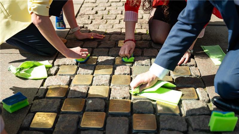 Die Stolpersteine erinnern an die von den Nationalsozialisten verfolgten Abgeordneten der Hamburgischen Bürgerschaft. 
