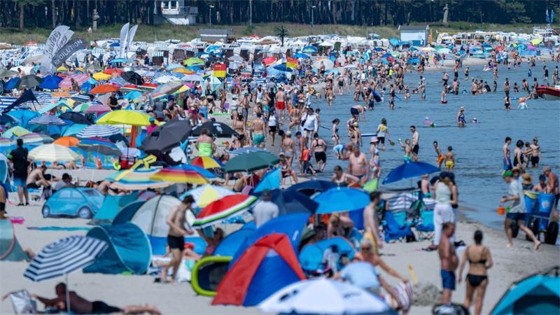 Hitze lässt Temperaturrekorde purzeln - 41,5 Grad gemessen Die Strände waren vielerorts überfüllt.