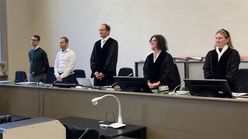 Millionenbeute bei Haspa-Einbruch - Fünf Männer vor Gericht Die Strafkammer hat zwei mutmaßlichen Bank-Einbrechern milde Strafen in Aussicht gestellt, sollten sie umfassende Geständnisse ablegen.