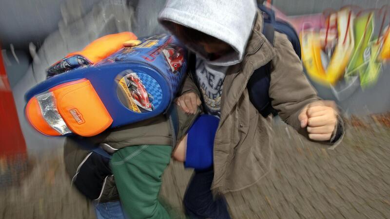 Ist die Justiz zu lasch? Das Problem mit heranwachsenden Tätern Die Straftäter werden immer jünger. Unter ihnen befinden sich auch viele Heranwachsende. Der Umgang mit ihnen hat großen Einfluss auf das Strafmaß.
