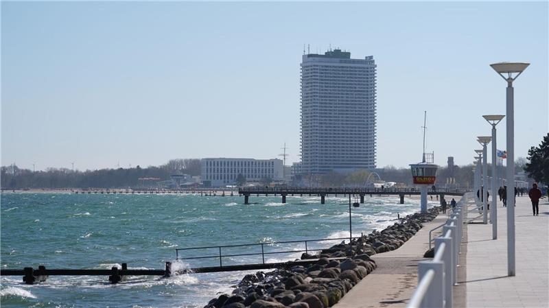 Die Strandpromenade von Travemünde. Während Hotels steigende Buchungszahlen melden, ist die Lage bei Vermietern kleinerer Unterkünften noch nicht wie gewünscht. (Symbolbild)