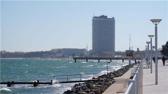 Die Strandpromenade von Travemünde. Während Hotels steigende Buchungszahlen melden, ist die Lage bei Vermietern kleinerer Unterkünften noch nicht wie gewünscht. (Symbolbild)