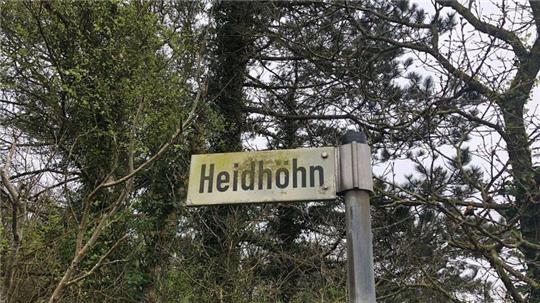 Die Straße Heidhöhn ist geprägt von Einfamilienhäusern und Ferienquartieren. Sie liegt in Sahlenburg am Waldrand.