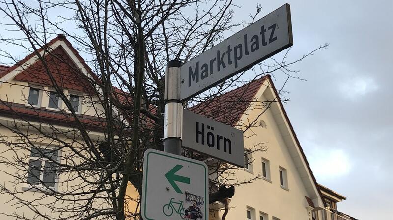 Cuxhavener an Heiligabend erstochen: Gewaltsamer Tod bewegt die Menschen Die Straße Hörn befindet sich unweit des Marktplatzes zwischen Kleiner Hardewiek und dem Hadeler Platz. Viele Bewohnerinnen und Bewohner des Viertels hatten Angst, nachdem das Verbrechen bekannt geworden war.