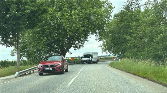 Die Straße Nincoper Deich zwischen Neuenfelde-Nincop und Rübke wird zeitgleich zur Waltershofer Straße gesperrt.