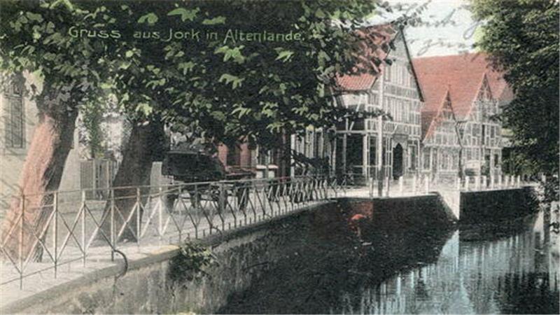 Bekanntes Fachwerk-Ensemble in Jork steht zum Verkauf Die Straße am Fleet um 1908.