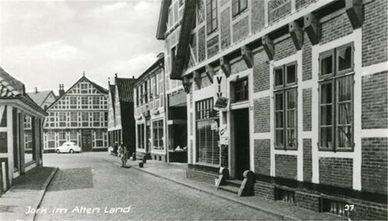 Bekanntes Fachwerk-Ensemble in Jork steht zum Verkauf Die Straße in den Zeiten des Wirtschaftswunders der 1950er Jahre.