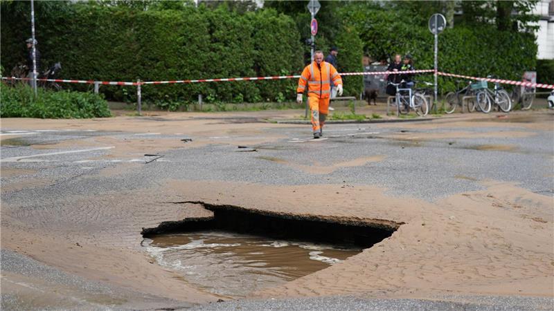 Die Straße ist nun vorerst abgesperrt.