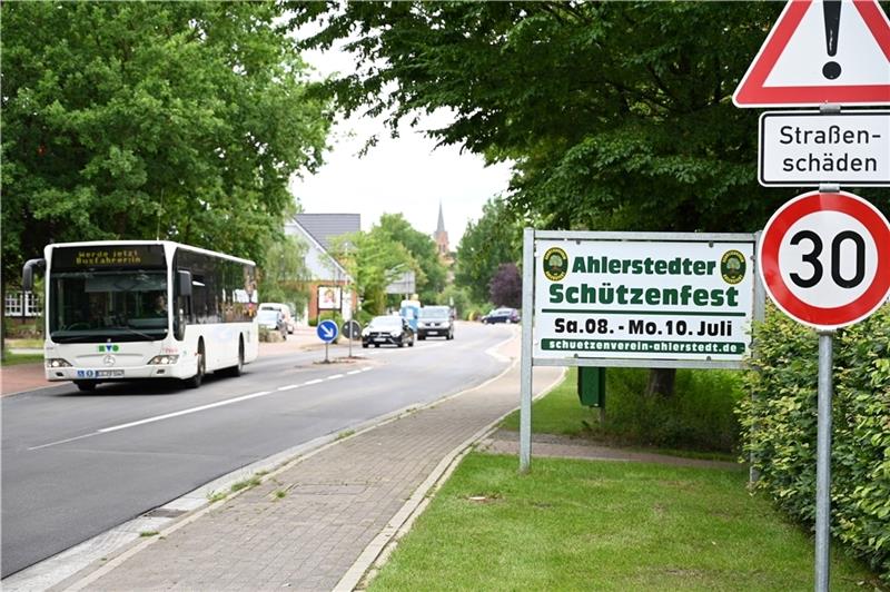 Ahlerstedts Ortsmitte ist rechtzeitig zum Schützenfest für Verkehr freigegeben Die Straße ist wieder frei, die Warnung vor Schäden steht noch. In 200 Metern weicht frischer Asphalt wieder maroder Landstraße. Foto: Ahrens