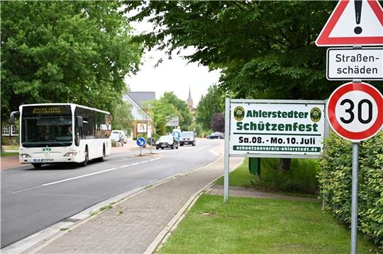 Die Straße ist wieder frei, die Warnung vor Schäden steht noch. In 200 Metern weicht frischer Asphalt wieder maroder Landstraße. Foto: Ahrens