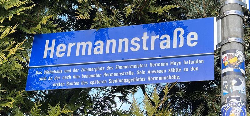 Warum dauert die Sanierung der Horneburger Hermannstraße so lange? Die Straße trägt den Namen des Zimmermeisters Hermann Meyn. Sein Wohnhaus und Betrieb standen hier vor dem Bau des Wohngebietes.