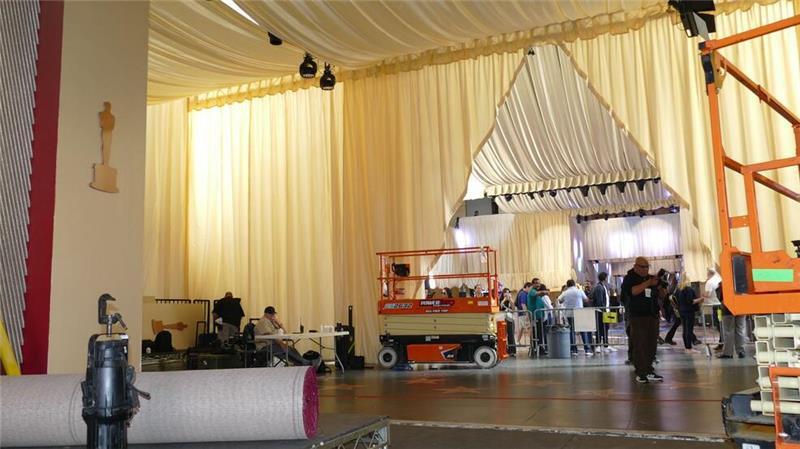 Die Straße vor dem Dolby Theatre wird mit einem roten Teppich verschönert.