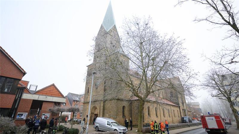 Auf Magdeburger Weihnachtsmarkt getötet: Neunjähriger beigesetzt Die Straße vor der Kirche war abgesperrt, Notfallseelsorger und ehrenamtliche Helfer der Feuerwehr waren vor Ort.