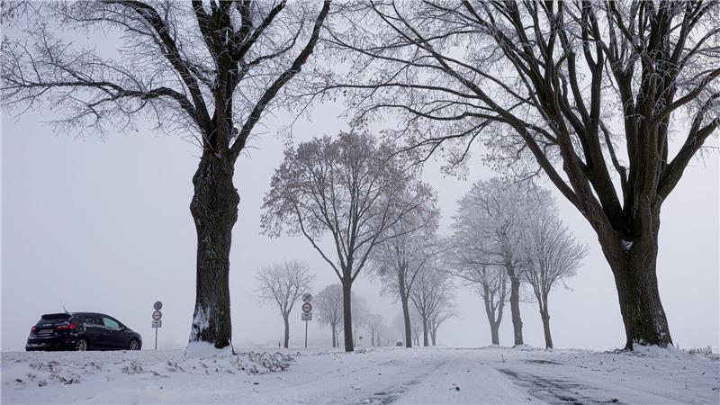 Die Straßen in Niedersachsen sind teilweise noch schneebedeckt. Nun wird extreme Glätte erwartet. 