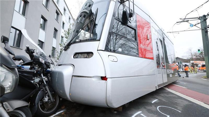 Straßenbahn in Düsseldorf entgleist - 13 Verletzte Die Straßenbahn entgleiste.