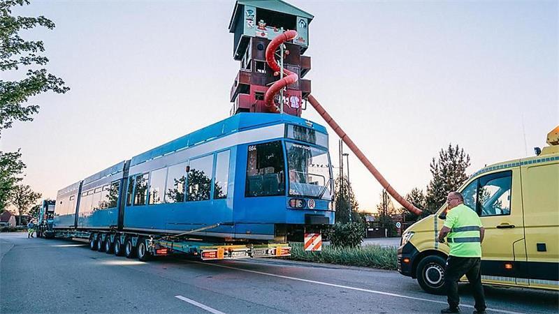 Karls Freizeitpark: Die nächste Attraktion verzögert sich Die Straßenbahn ist kürzlich mit einem Lkw von Rostock nach Rövershagen gebracht worden. In Sichtweite der riesige Turm „Karlossos“. In Loxstedt käme der Transport indes am „Pipi-Kaka-Land“ vorbei.
