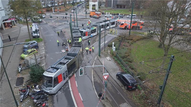 Die Straßenbahn wurde in der Mitte auseinandergerissen.