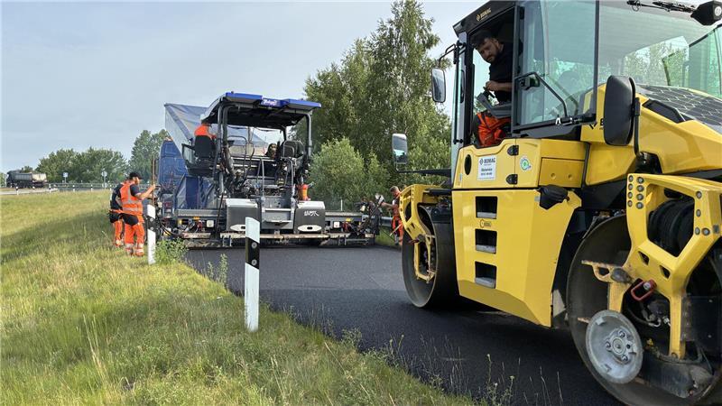 Die Straßenbauer geben Gas: Die Asphaltierung an der Anschlussstelle Jork - in Fahrtrichtung Stade - kommt gut voran.