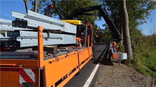 Die Straßenbaustelle auf der Rübker Straße (K40) steht nicht still: Das Foto von Dienstag zeigt, wie Bauarbeiter Leitplanken installieren.