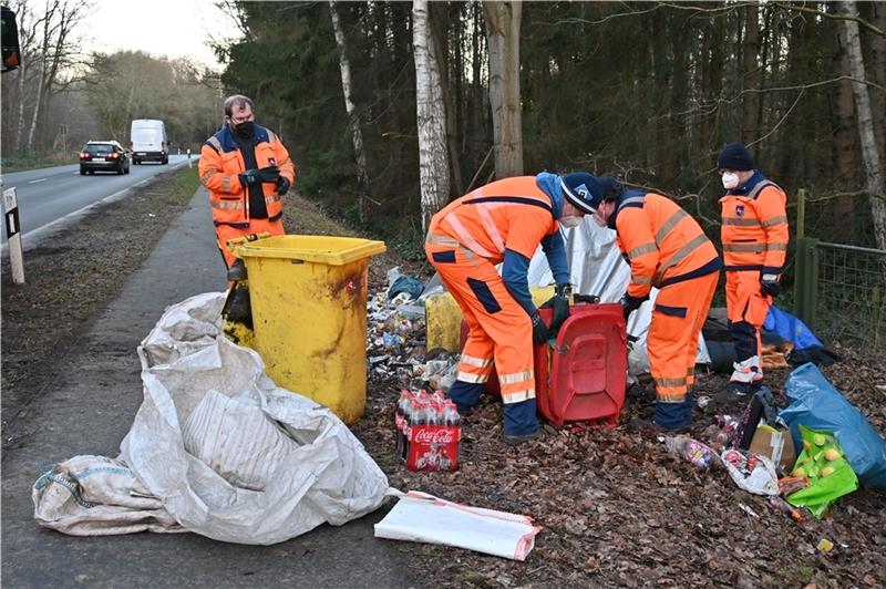Obdachloser von der B73 ist in der Psychiatrie – Angriff auf Polizisten Die Straßenmeisterei sichert das Eigentum. Foto: Vasel