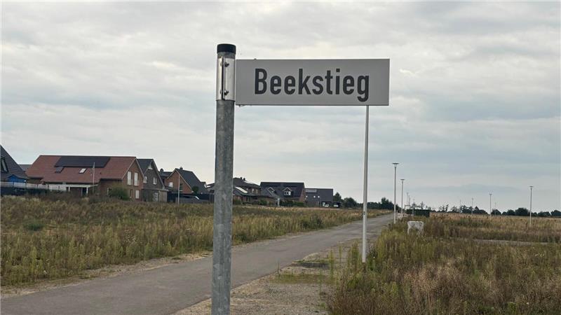 Preise stehen fest: So viel müssen Hausbauer in Beckdorf zahlen Die Straßenschilder stehen schon: Wer ein Haus bauen will, kann sich ab Ende September in den Lostopf für ein Grundstück im Beckdorfer Neubaugebiet An der Blide werfen lassen.