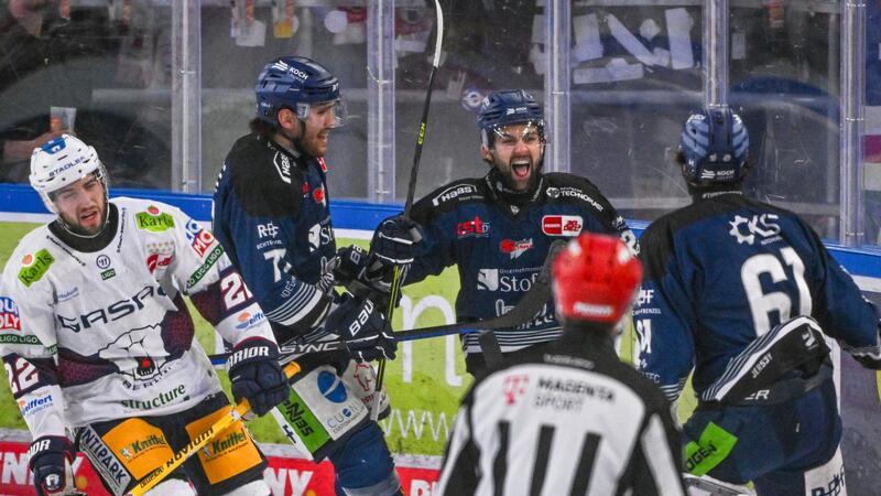 DEL-Meister München vor Playoff-Aus - Straubing verkürzt Die Straubing Tigers (blaue Trikots) holten in der Serie gegen die Eisbären den ersten Sieg.