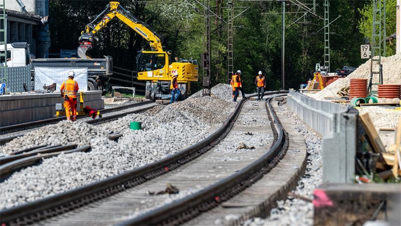 Bahn prüft Sanierungskonzept nach erneuten Verzögerungen Die Strecke Nürnberg-Regensburg wird der Bahn zufolge wegen Verzögerungen bei der Sicherheitsüberprüfung der Stellwerkstechnik nicht wie geplant am Freitag in Betrieb genommen. (Archivbild)