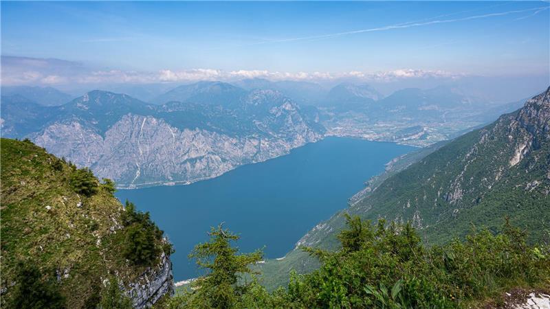 Die Strecke rund um den Gardasee in Oberitalien ist bei Radfahrern beliebt. (Archivbild)