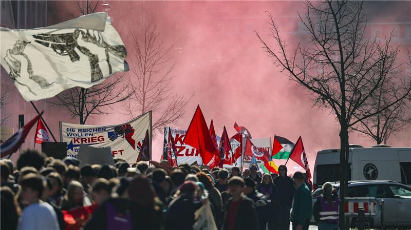 Die Streikenden verlangten mehr Geld für Bildung, Soziales und Umweltschutz statt für Aufrüstung.