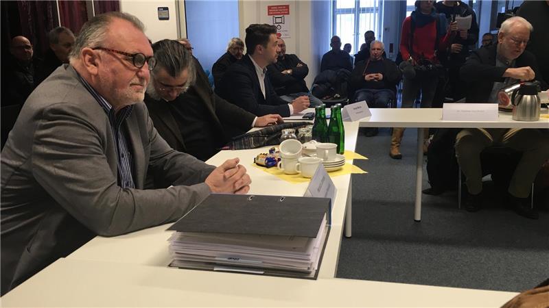 Bremer AfD droht das Aus bei der Bürgerschaftswahl Die Streithähne der AfD vor dem Wahlprüfungsausschuss: Heinrich Löhmann (links) und Sergej Minich (Dritter von links). Foto: Mündelein
