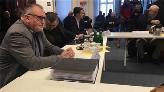 Die Streithähne der AfD vor dem Wahlprüfungsausschuss: Heinrich Löhmann (links) und Sergej Minich (Dritter von links). Foto: Mündelein