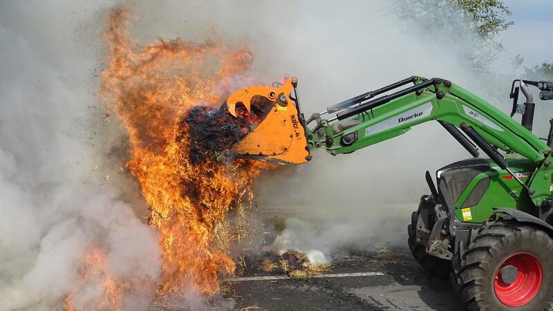 Strohballen brennen auf Anhänger – Kreisstraße gesperrt Die Strohballen brennen lichterloh.