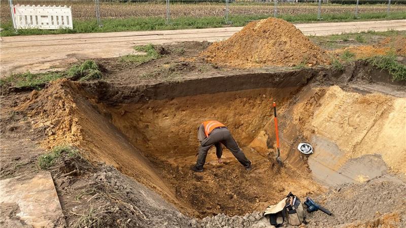 Die Stromkabel werden in 1,60 Meter Tiefe verlegt und vor der Verfüllung des Grabens mit speziellem Bettungsmaterial umgeben. Foto: Blanke