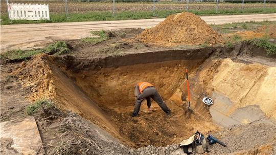 Die Stromkabel werden in 1,60 Meter Tiefe verlegt und vor der Verfüllung des Grabens mit speziellem Bettungsmaterial umgeben. Foto: Blanke
