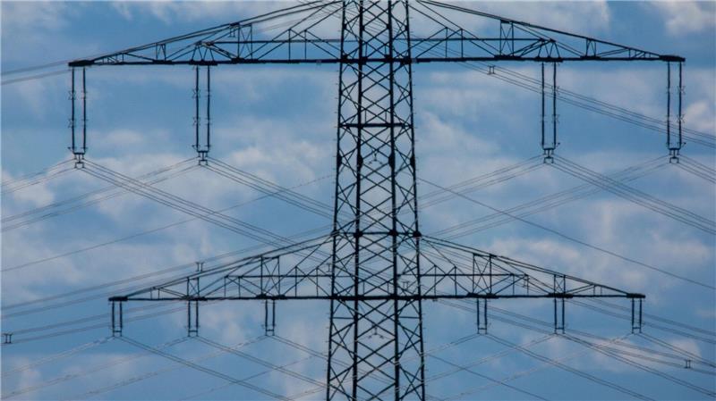 Frust in den Betrieben: DIHK sieht noch lange Durststrecke Die Stromkosten in Deutschland sind laut DIHK doppelt hoch wie in Frankreich (Archivbild)