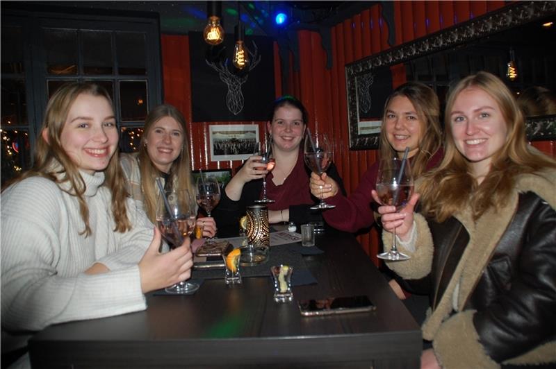 Die Studentinnen Mette Röschmann, Kira Nünning, Anna Schröder, Turina Salz und Mareile Küsel (von links) feiern bei „Netti‘s“ - bevor es in die Heimat geht. Fotos: Laudien