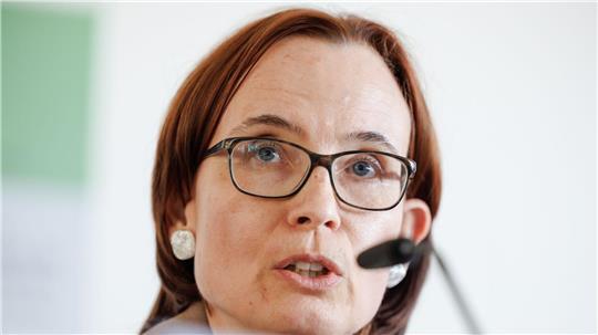 Die Studienautorin Nicole Priesching leitete die Pressekonferenz mit einem Blick auf die Opfer ein.