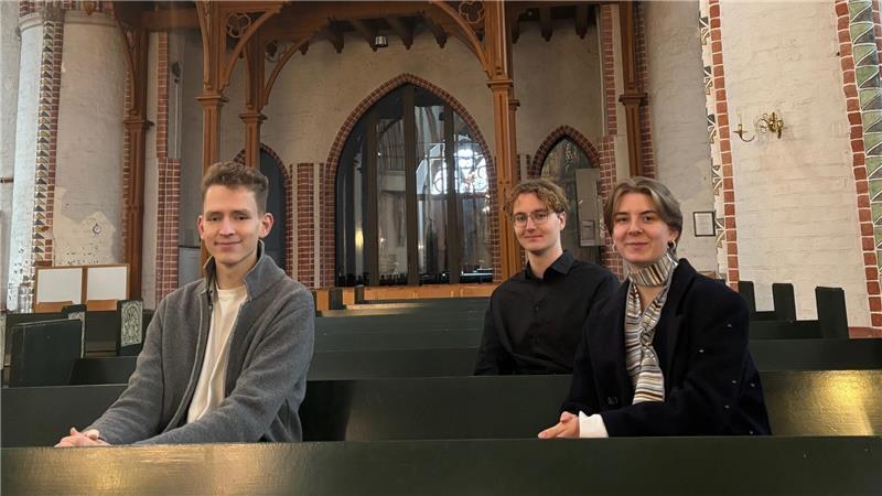 Hochschule 21: Studenten bauen Instrumente aus Lebkuchen und Waffeln Die Studierenden Jelto Post (von links), Lasse Kock und Skrollan Asmussen gehören zum Organisationsteam des Lebkuchen-Wettbewerbs an der Hochschule 21. In diesem Jahr unterstützen sie damit die Kirchenmusik an St. Petri in Buxtehude.