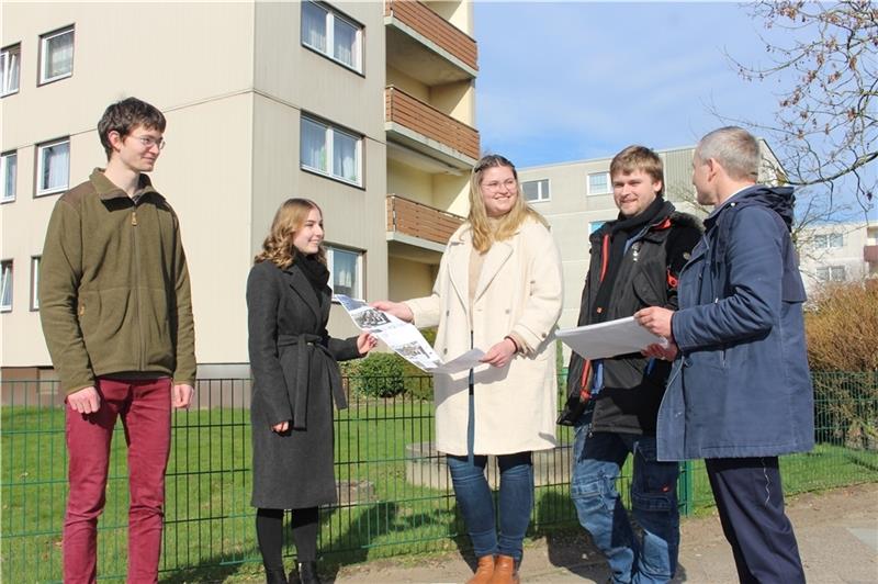 Die Studierenden Johannes Isheim (von links), Maria Garbuz, Julia Reinholz und Björn Bergmann diskutieren mit ihrem Professor Martin Kusic in der Altländer Straße über ihr Projekt. Foto: Frank