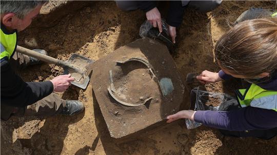 Die Stücke wurden im Herbst 2025 im Boden entdeckt. 