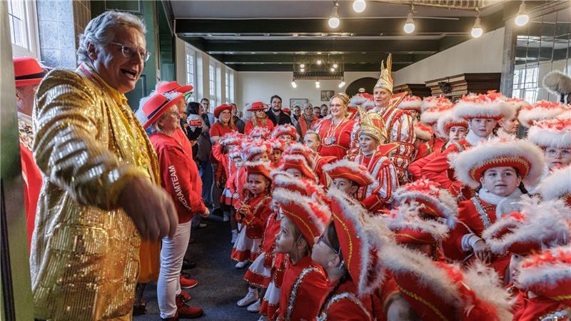Karnevalssession in Marne eröffnet Die Stürmung des Rathauses ist der feierliche Beginn der Karnevalsession im Norden.