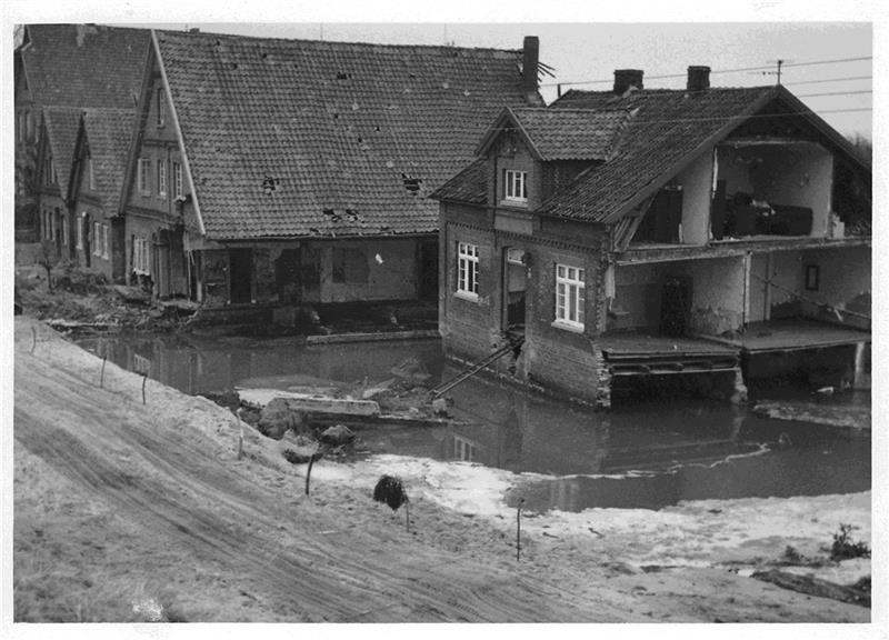 Die Bilder der Flutkatastrophe Die Sturmflut hat große Schäden verursacht und viele Menschenleben gekostetet. Foto: Altländer Archiv/Jebramek