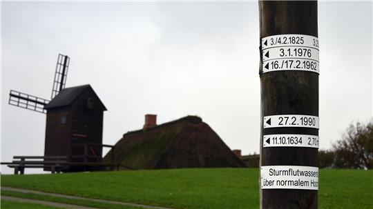 Die Sturmflut vom 3. Januar 1976 hinterließ Spuren an der Nordseeküste in Schleswig-Holstein. (Archivbild)