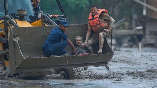 Die Sturzflut ereignete sich in der Grenzregion zwischen China und Nepal.