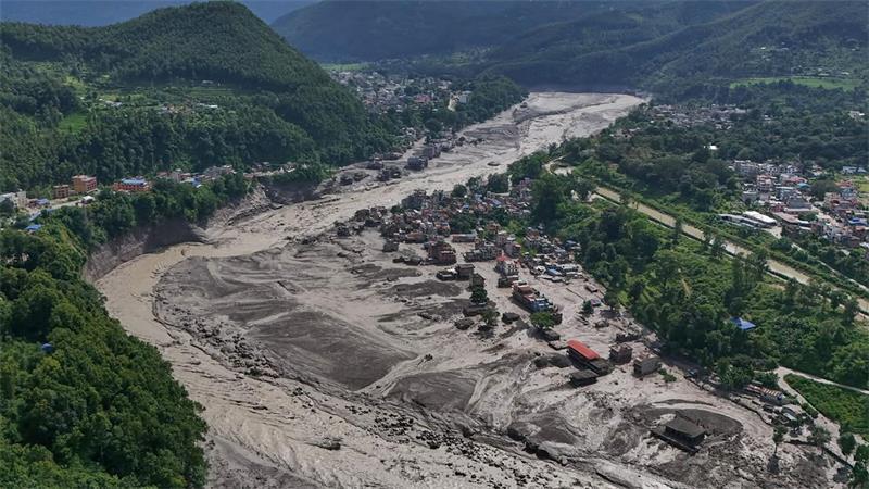 Behörde: Hunderte Touristen nach Sturzflut in Nepal vermisst Die Sturzflut hat viele Häuser erfasst.