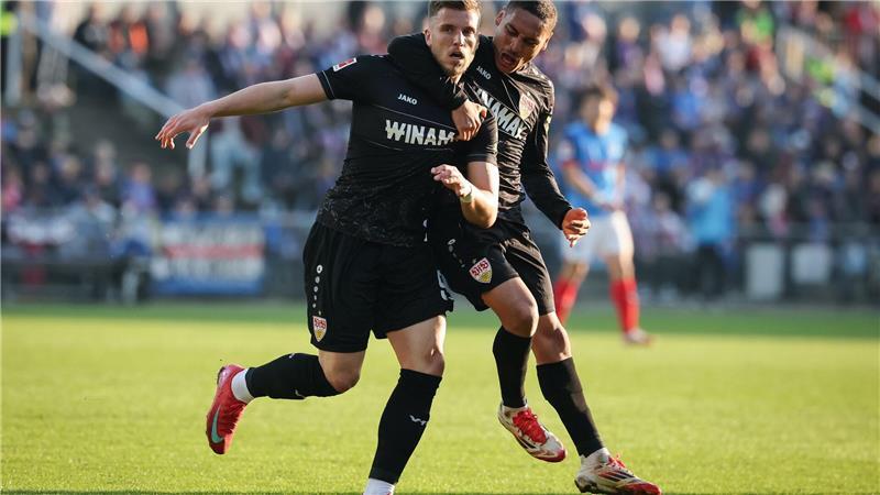 Kiel verpasst in Überzahl den Heimsieg gegen Stuttgart Die Stuttgarter Ermedin Demirovic (l) und Enzo Millot feiern den Treffer zum 2:2.