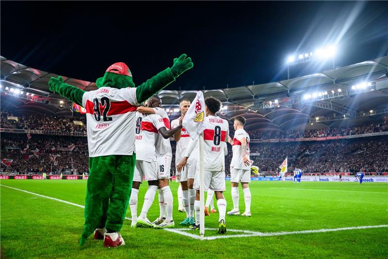 Trotz Tabellenführung: Beim VfB bleiben alle „auf dem Boden” Die Stuttgarter Spieler feiern den 3:1-Sieg gegen Darmstadt 98.