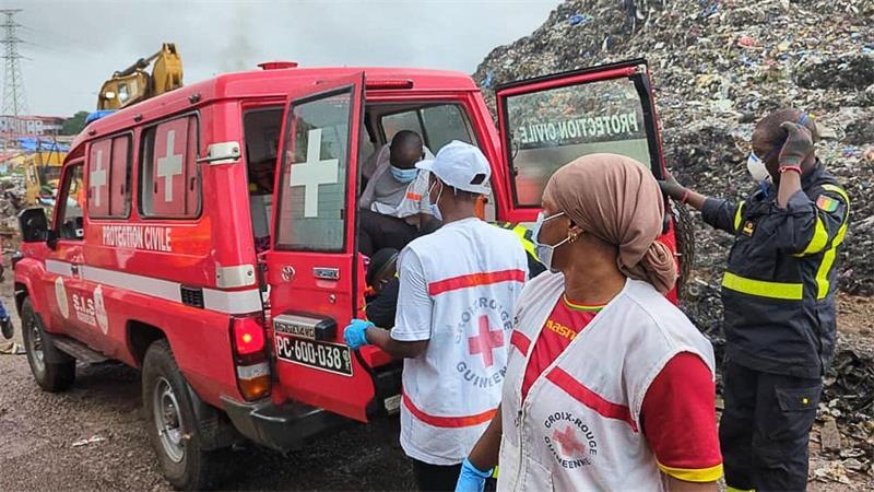 Die Such- und Rettungsarbeiten dauerten weiter an. 