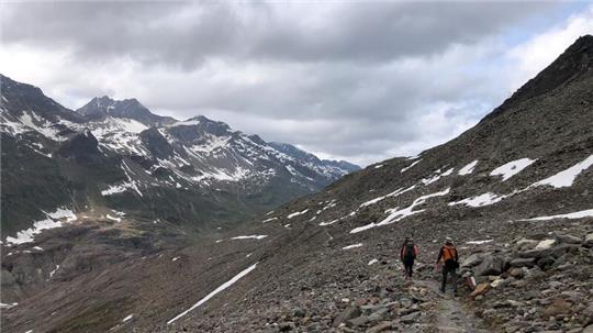 Die Suche nach dem Piloten eines Kleinflugzeugs in den Ötztaler Alpen läuft weiter.